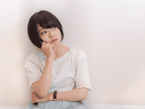 何かを考える女性