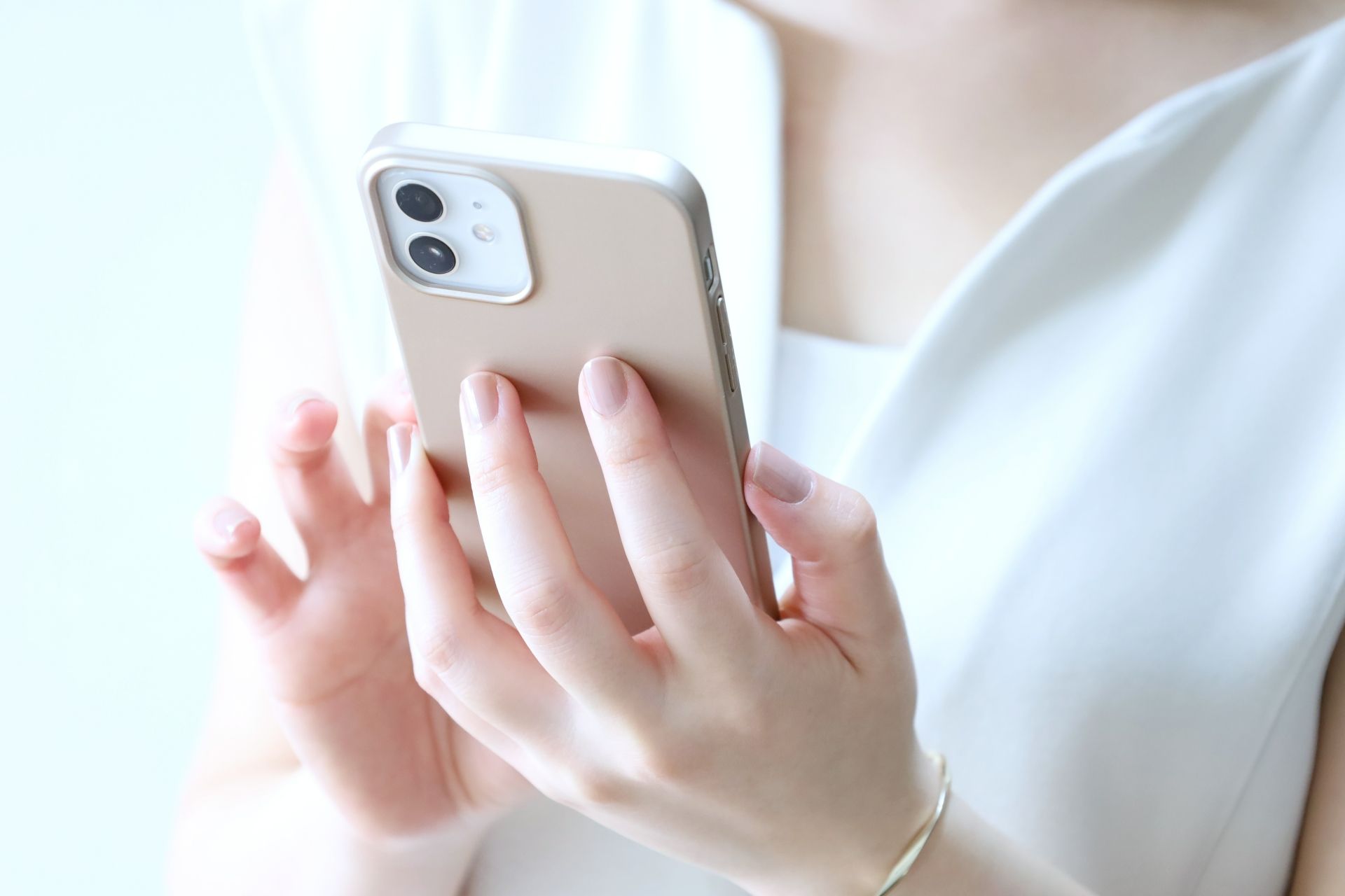 スマホを操作する女性