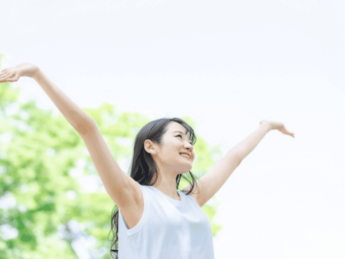 伸びをする女性
