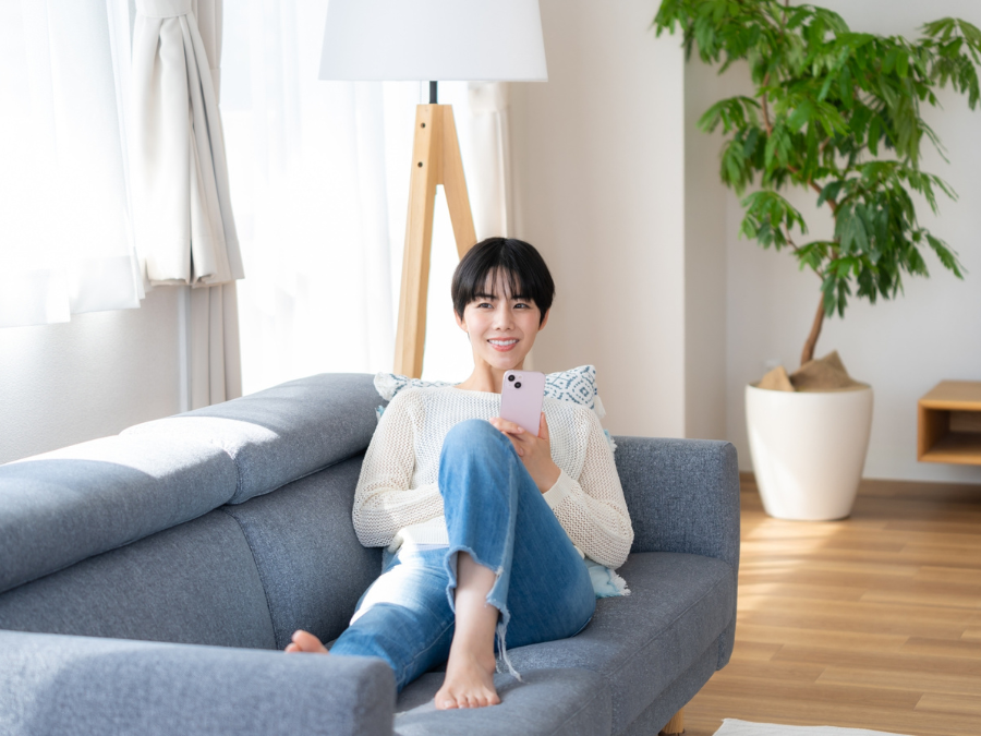 ソファに座る女性