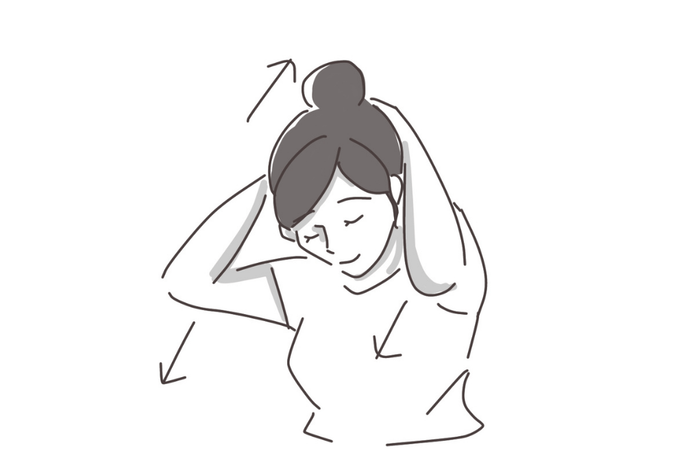 髪の毛をセットする女性