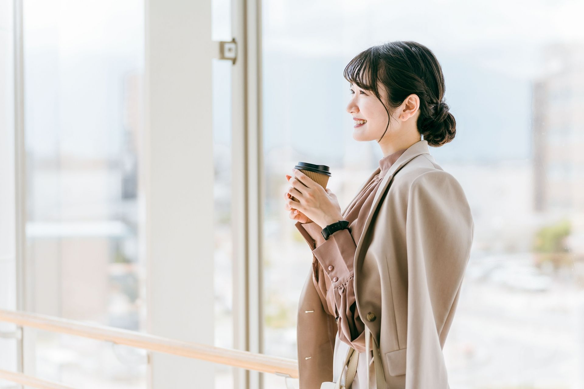 コーヒーを飲んであったまっている女性