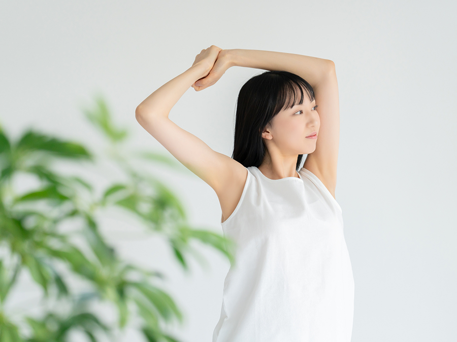 朝ストレッチをする女性