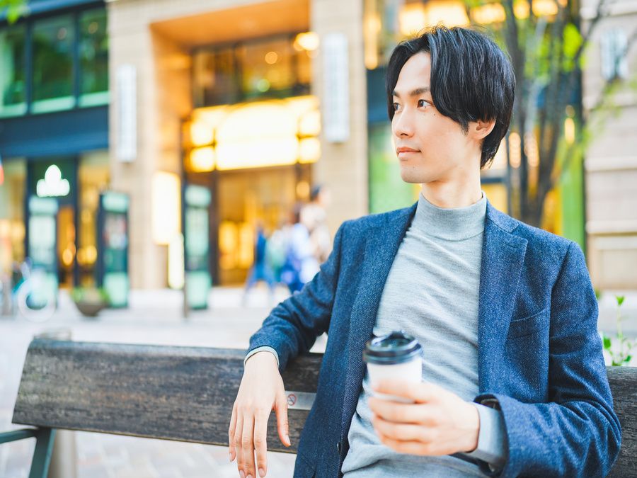 一人でリラックスしている男性