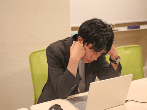 職場で落ち込むサラリーマン男性