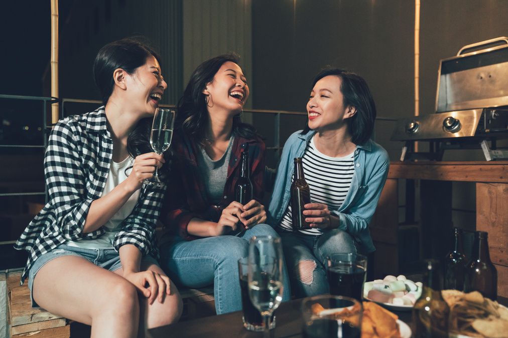 サードプレイスで飲んでいる女性３人