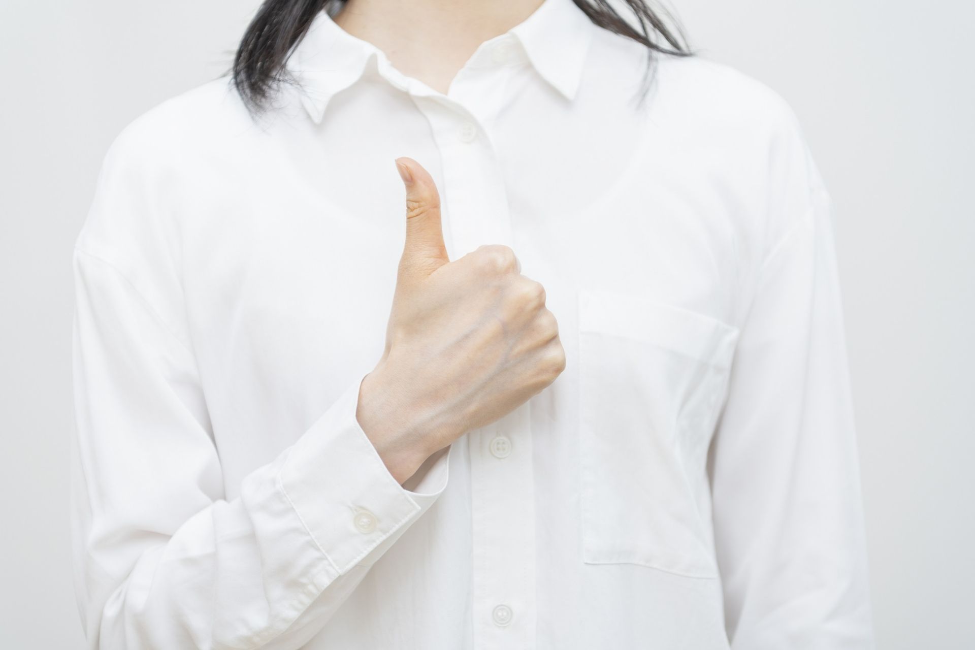 グッドサインを出している女性