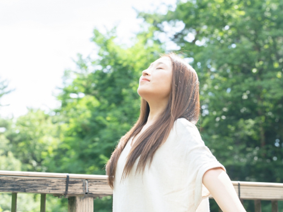 太陽を浴びる女性