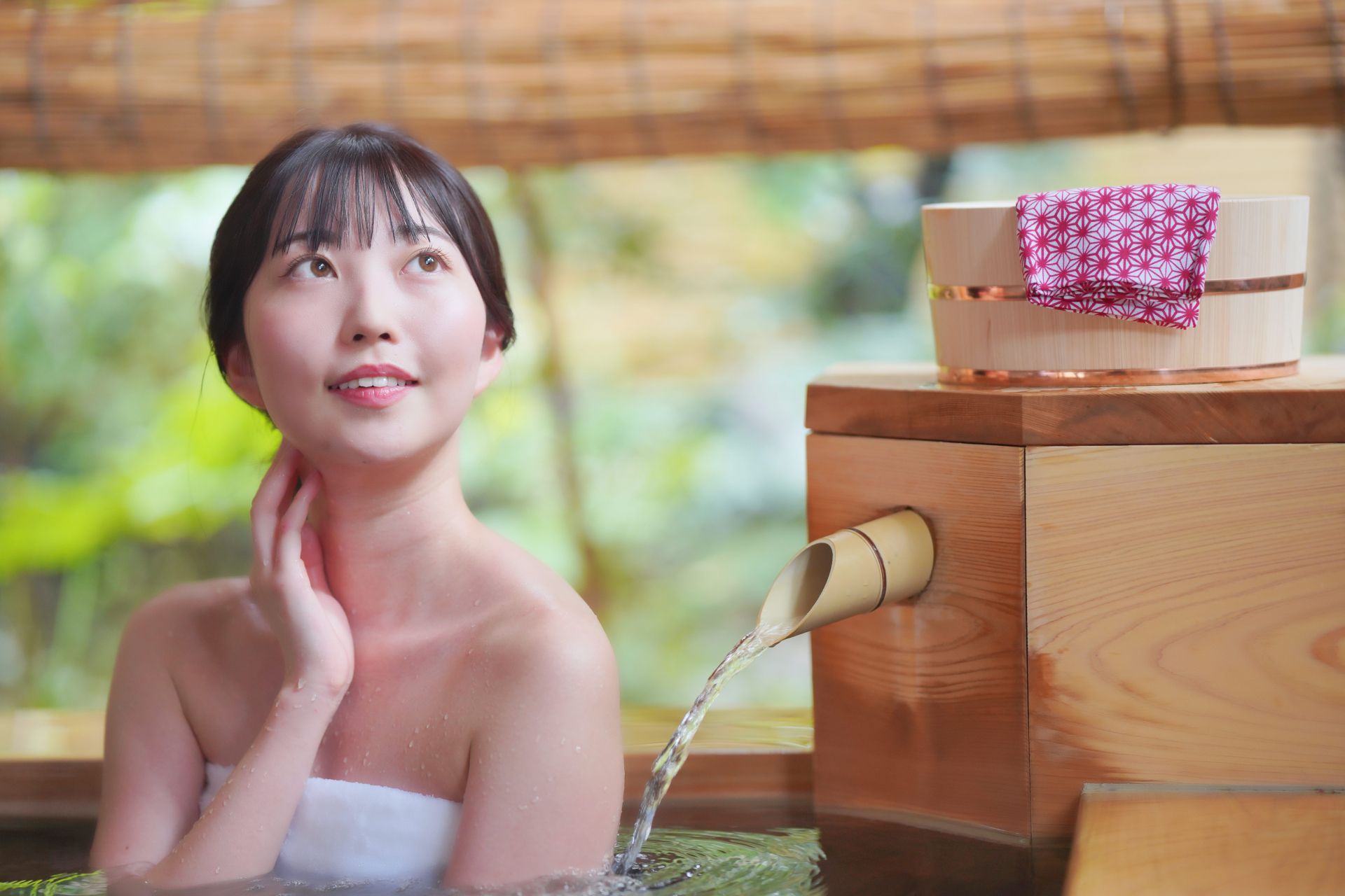 一人旅で温泉を満喫している女性