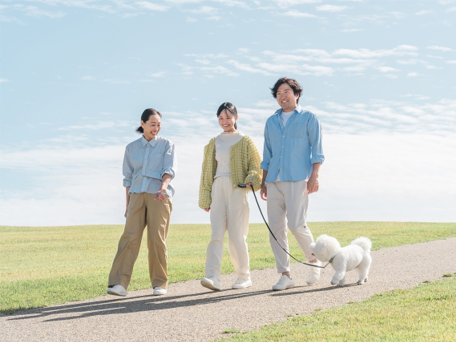 散歩する3人