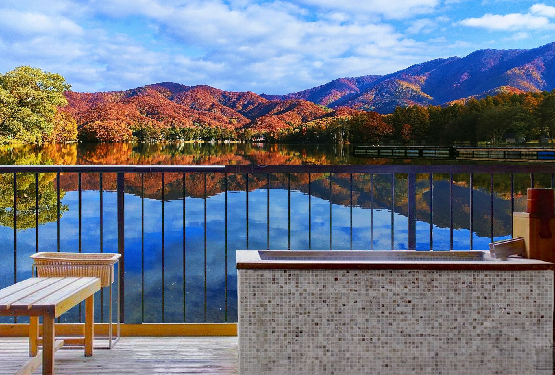 旅行先の水面に紅葉が映る絶景