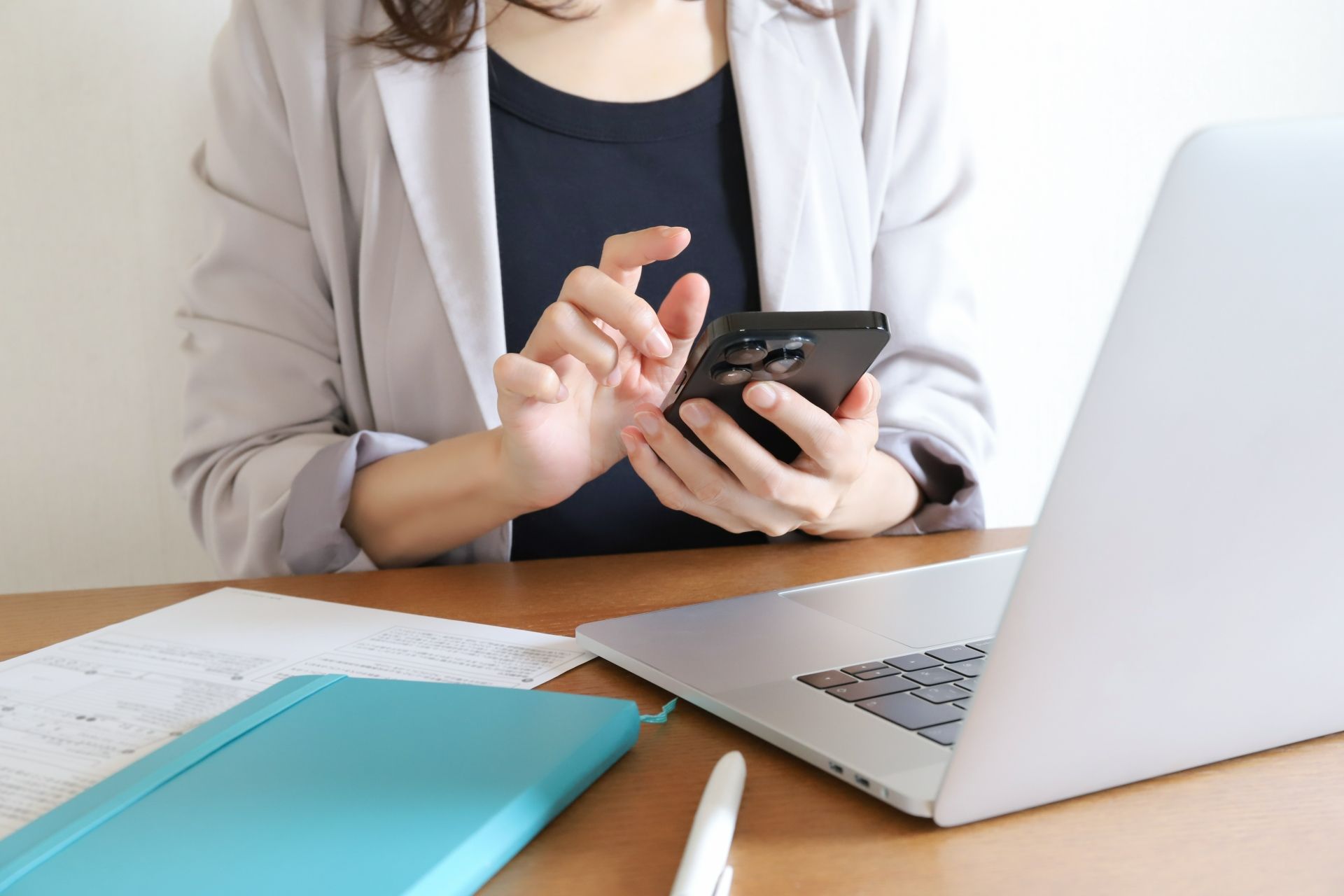 スマホを操作する女性