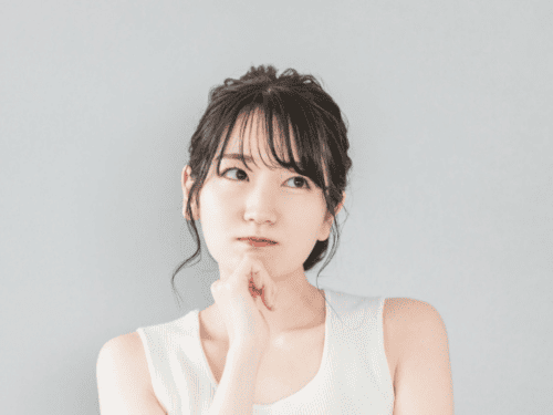 首を傾げる女性