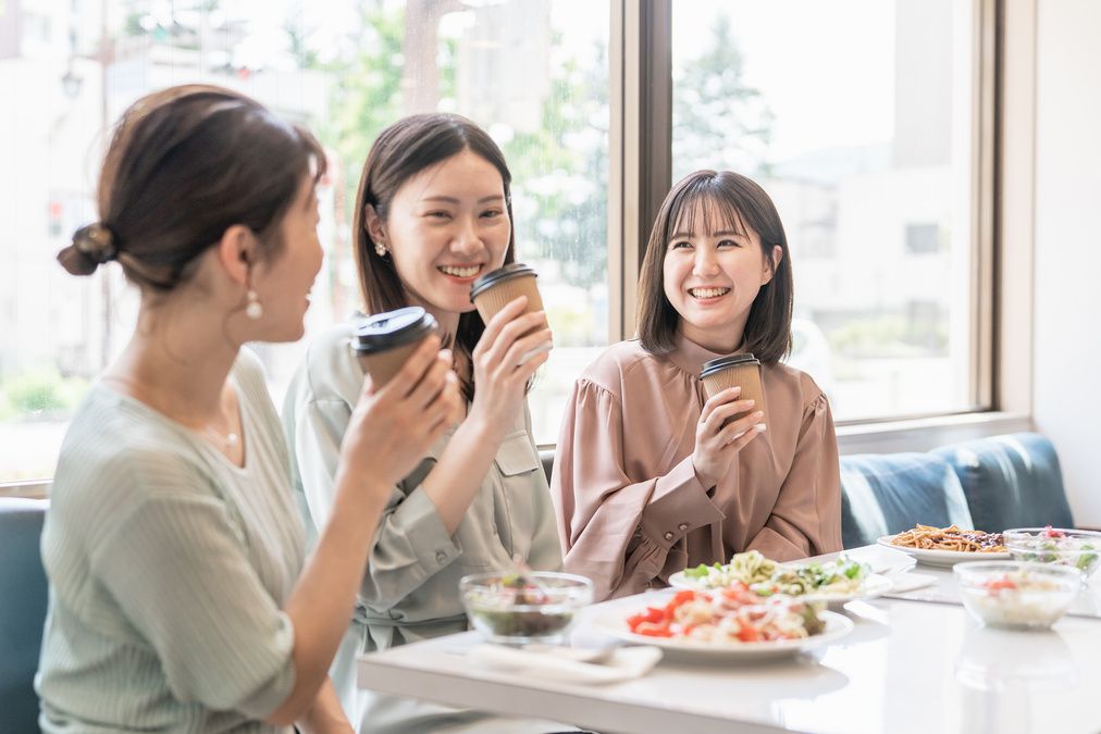 サードプレイスでお茶をしている女性３人