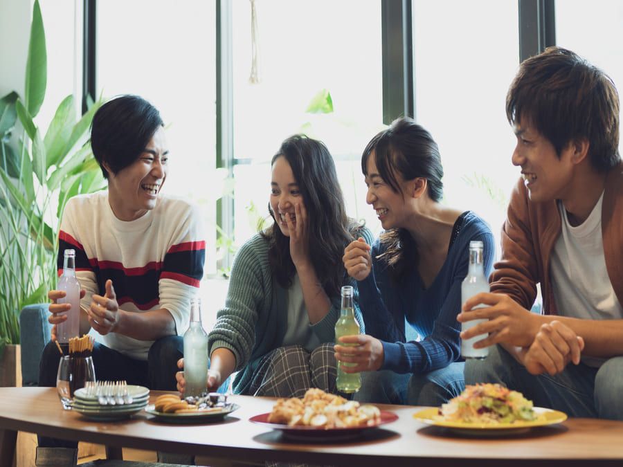 サードプレスで楽しんでいる男性と女性