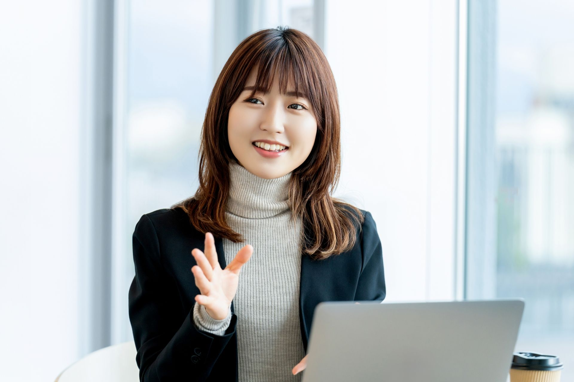 説明している女性