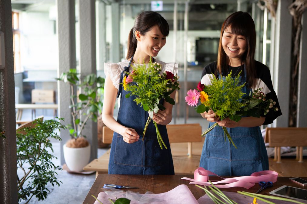 お花を選ぶ女性２人