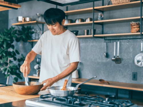料理する男性