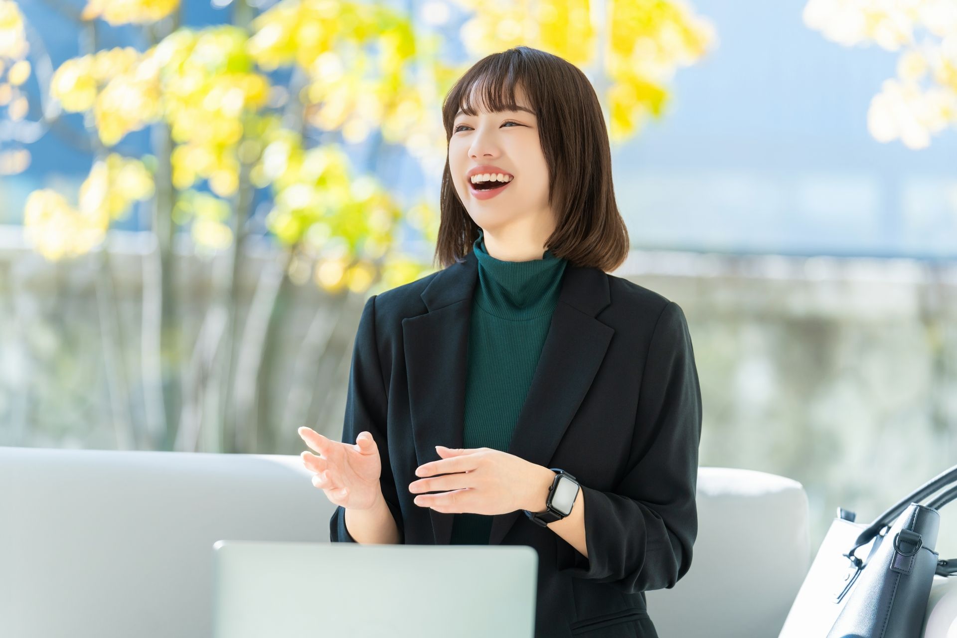 資格を持っている女性が話す様子