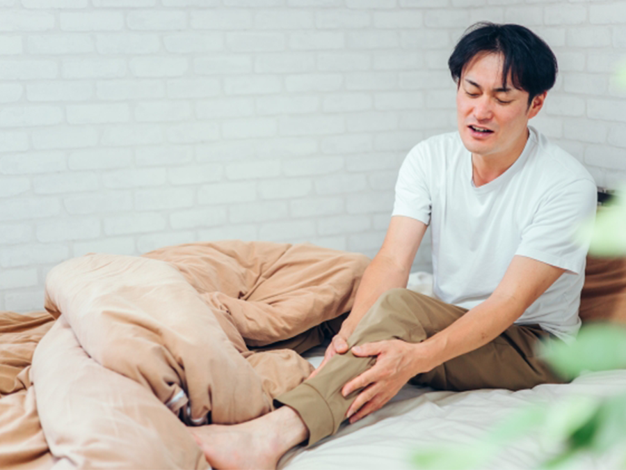 筋肉痛の男子