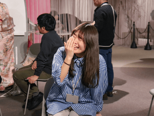 哲学対話で笑顔を見せる参加者