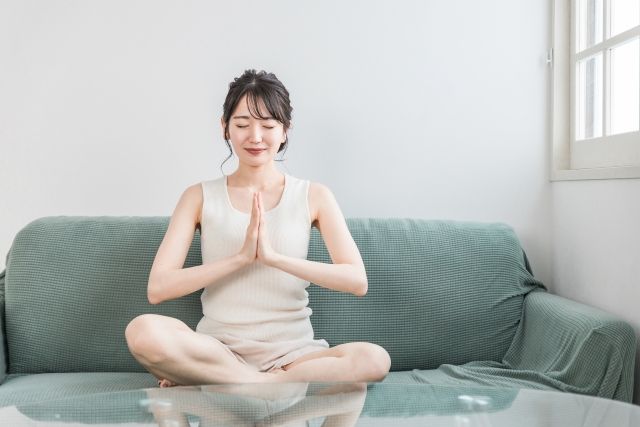 瞑想する女性