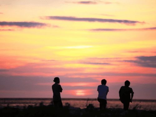 夕焼けをバックに黄昏る若者