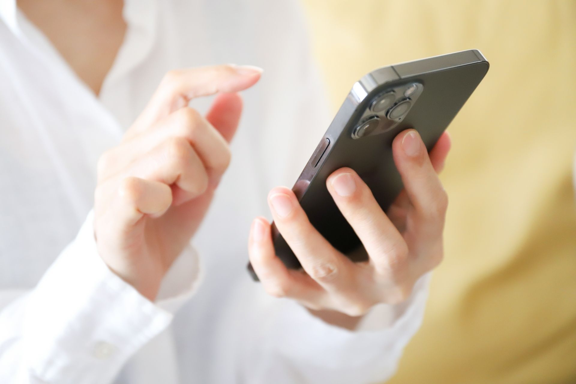 スマホを操作する男性