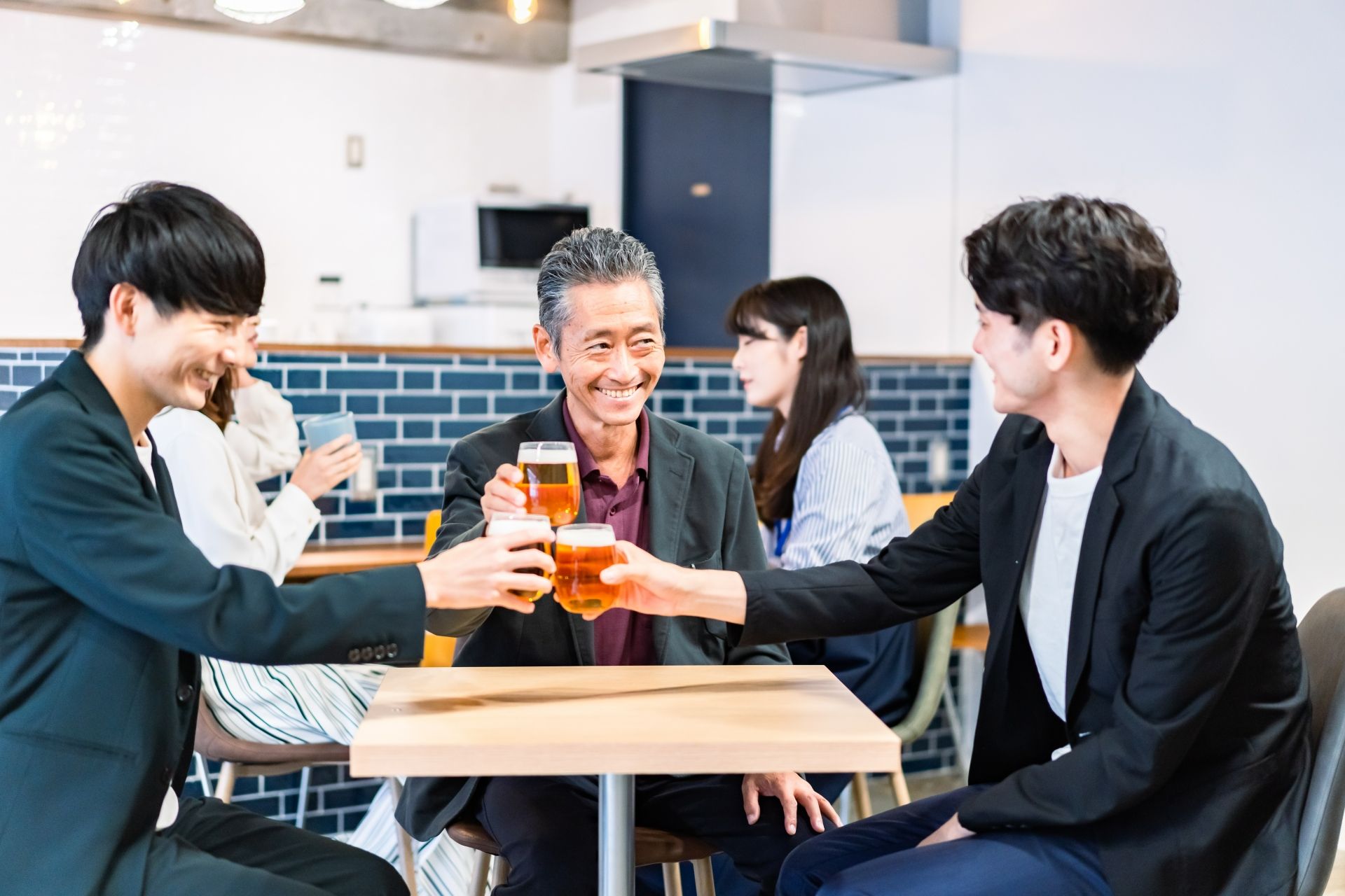 飲み会で乾杯するシーン