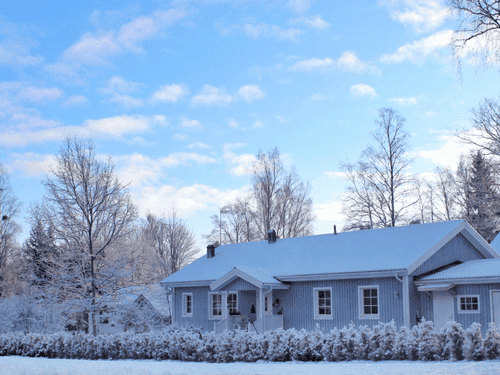 北欧の雪が積もっている家の風景