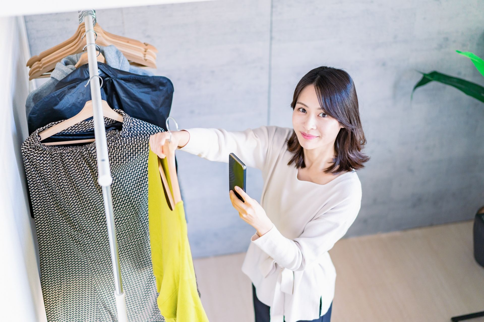 服の写真を撮る女性