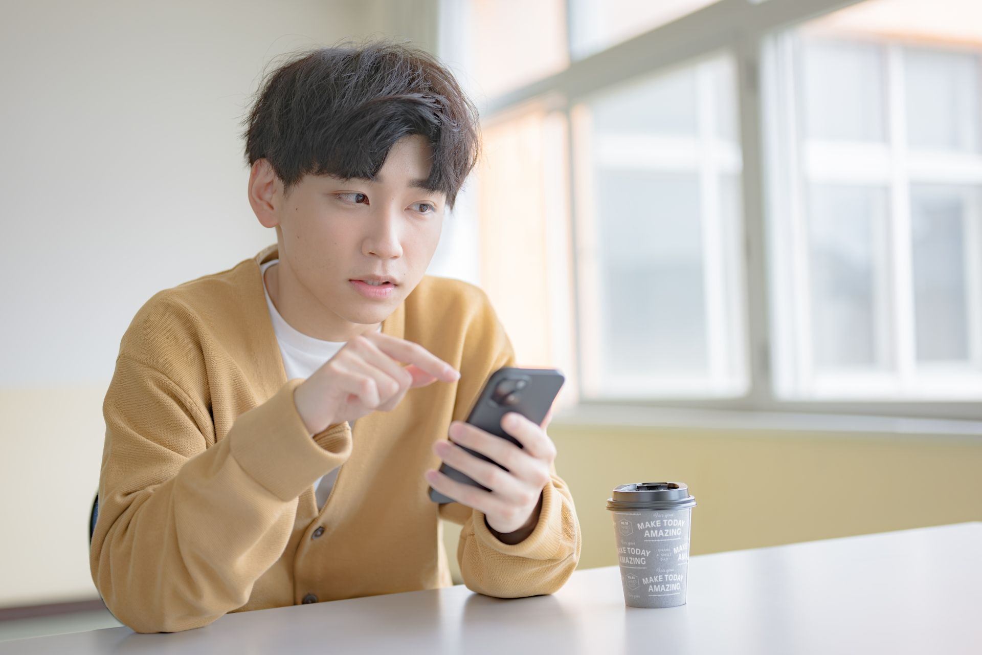 スマホを操作する男性