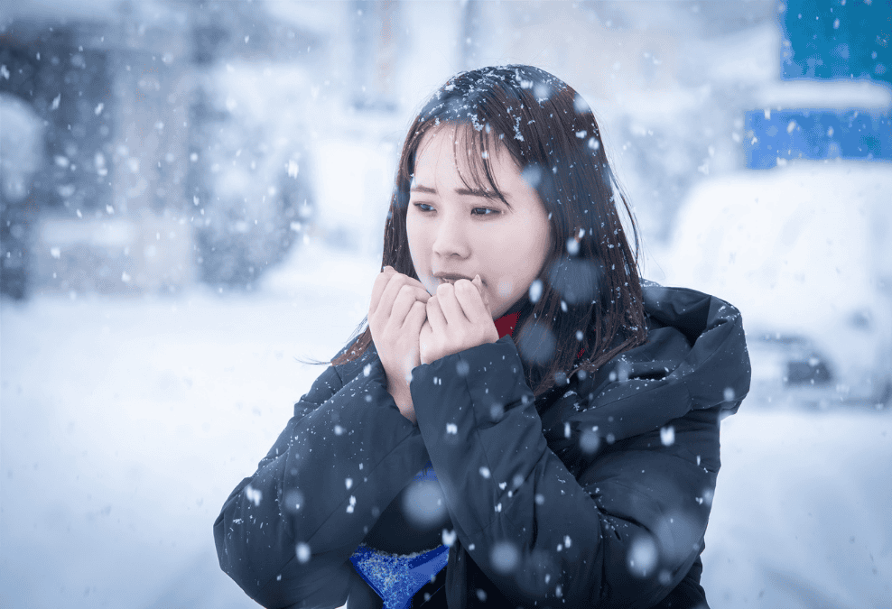 冬に凍える女性