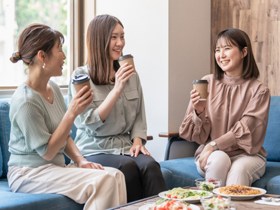 談笑する3人の女性
