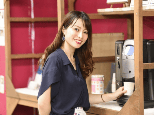 コーヒーを汲む女性