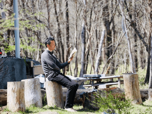 本を読んでいるカズさん
