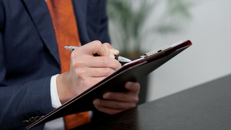評価シートを記入している男性