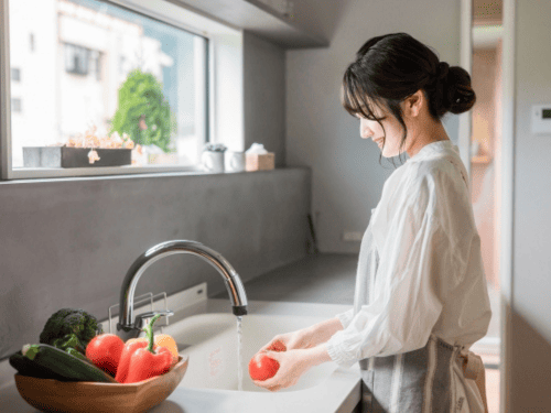 料理をする女性
