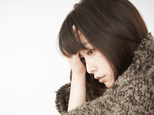 頭を抱える女性