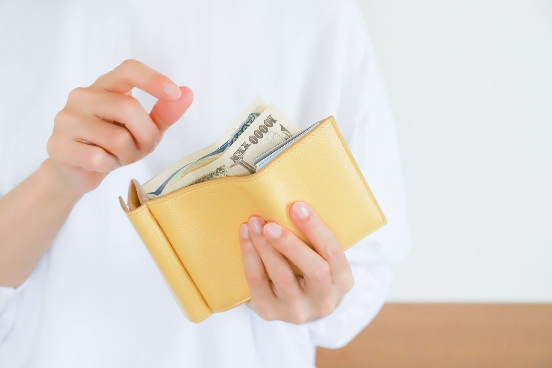 財布からお金を取り出す瞬間