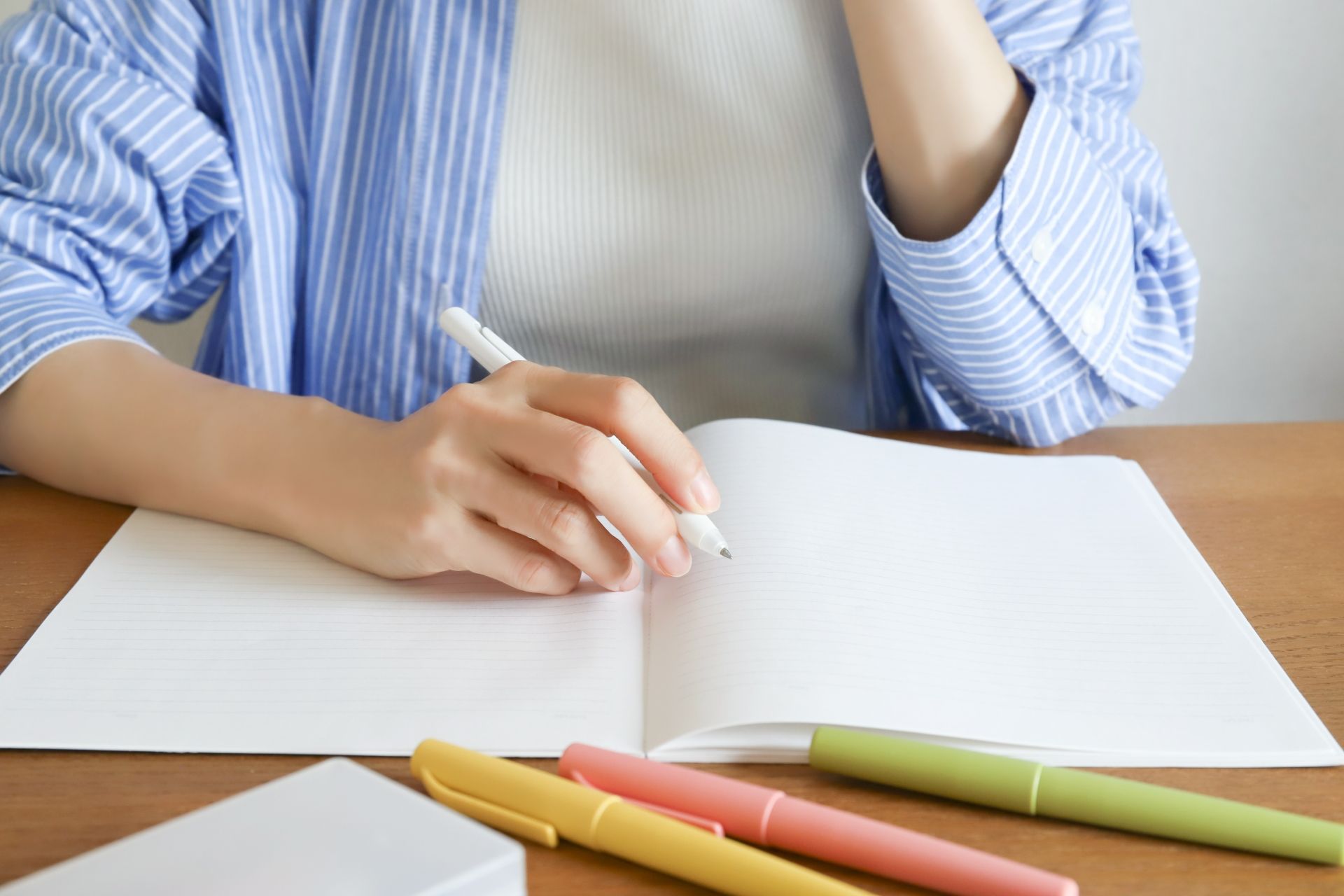 勉強している女性