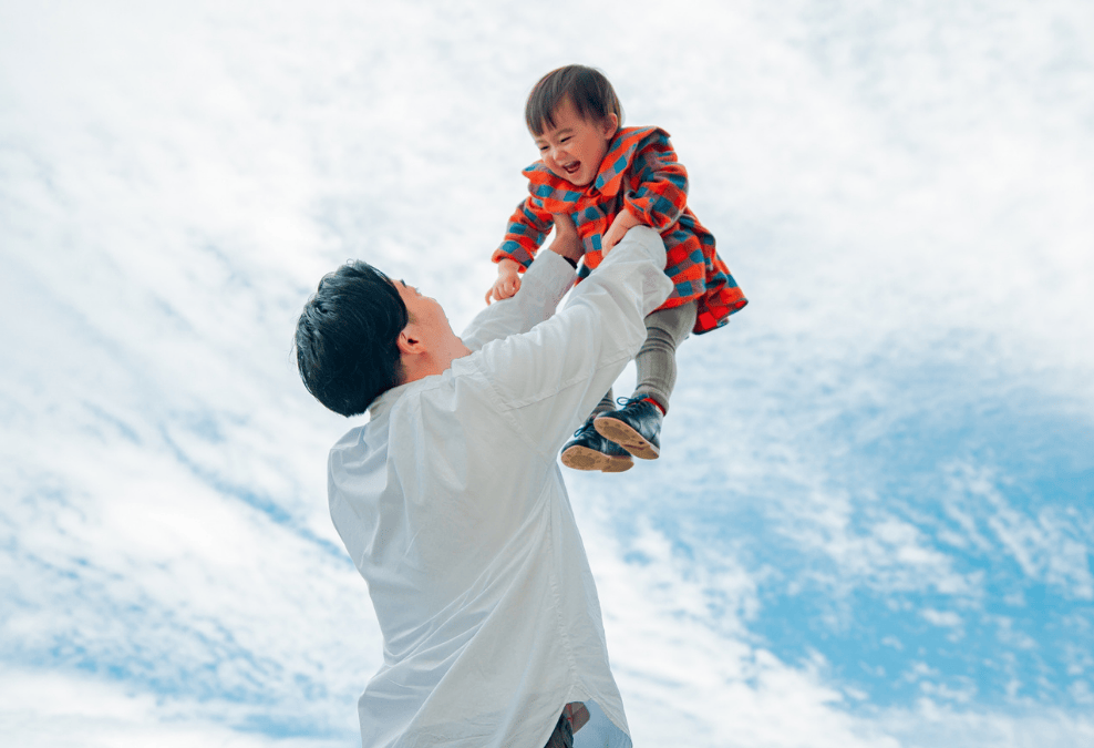 子供を抱き上げる男性
