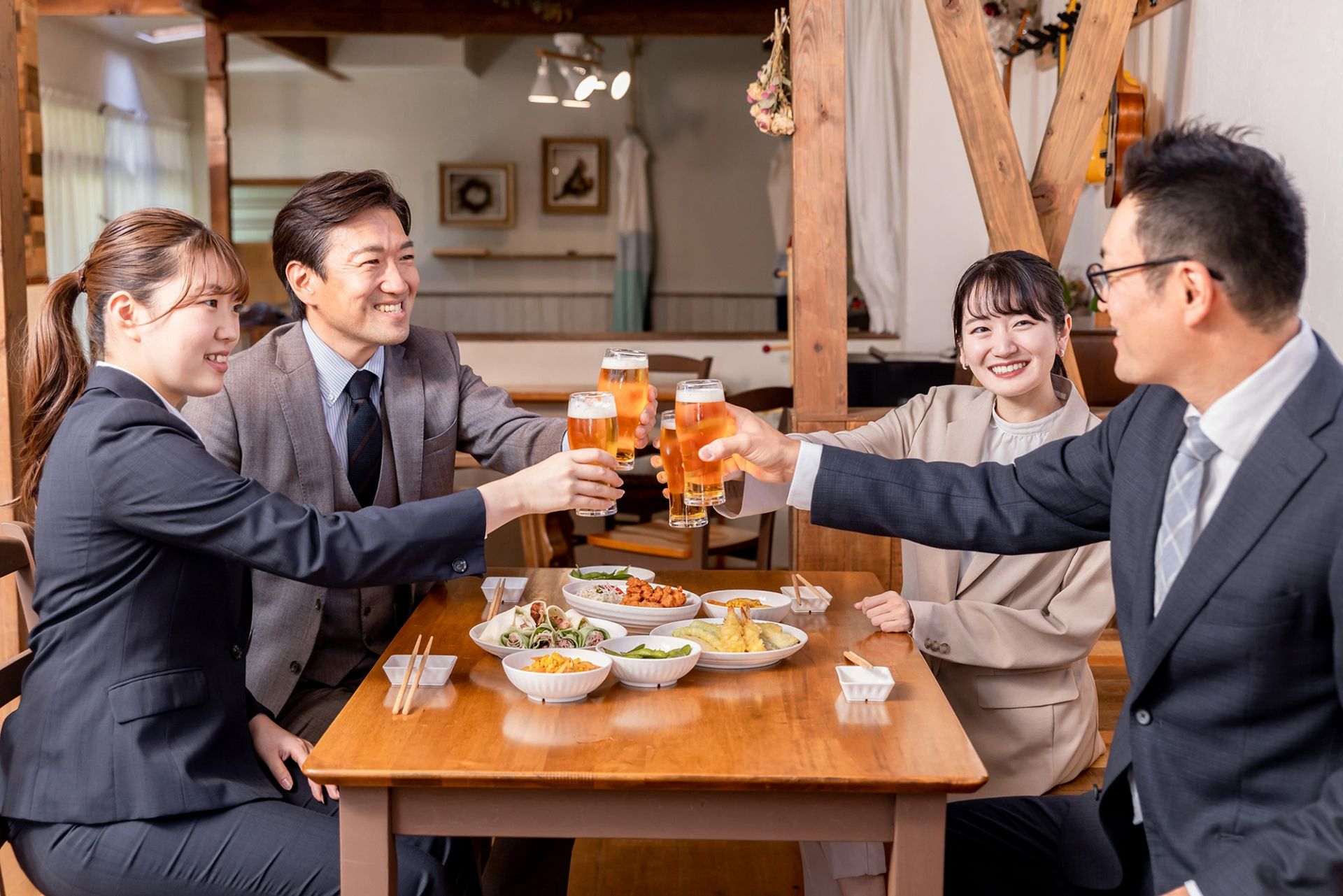 飲み会で乾杯するシーン