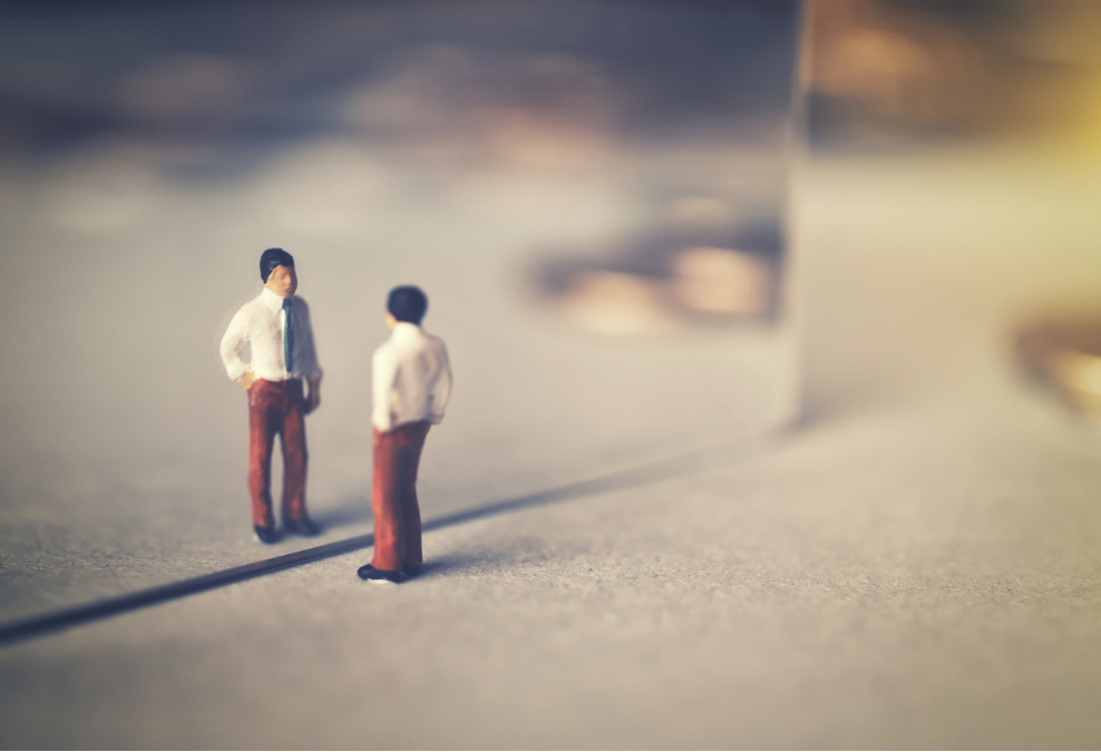 立ち話をする男性2人のイラスト