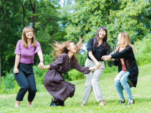輪になる女性たち