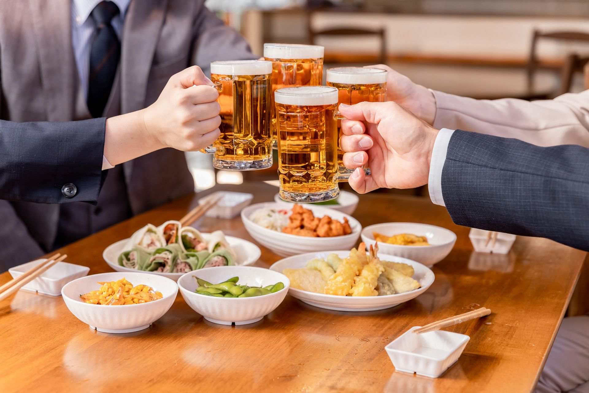 飲み会で乾杯するシーン
