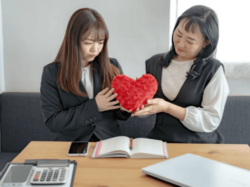 ハートを持つ2人の女性