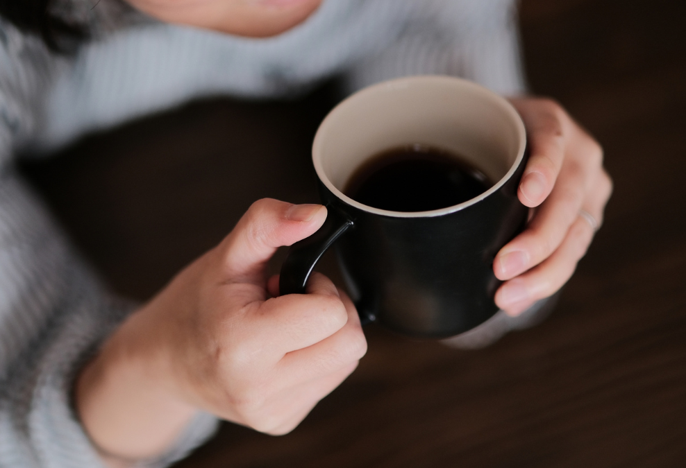 コーヒーを飲もうとしている女性