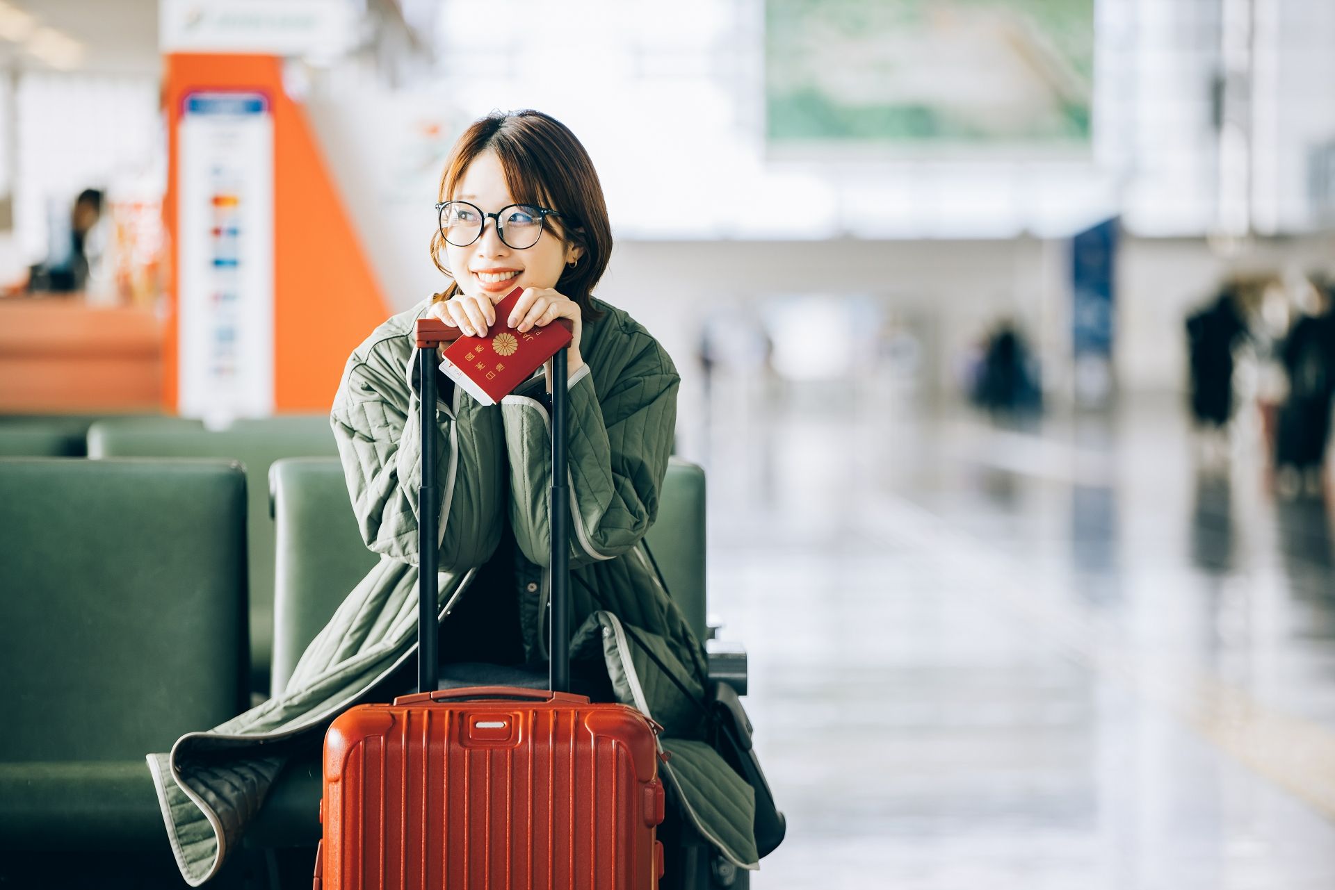 一人旅のために空港で出発を待っている女性