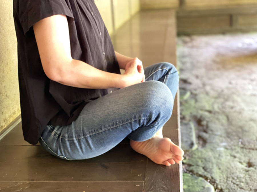 禅をしている女性